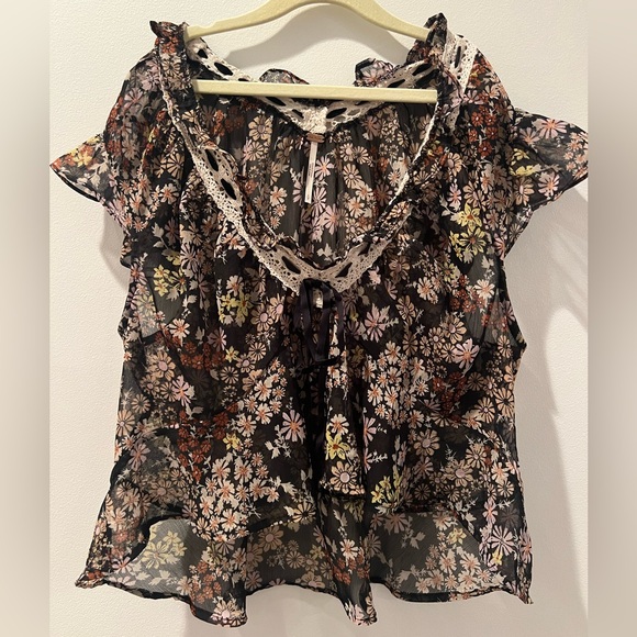 Beautiful FREE PEOPLE flowy, sheer, floral crop top!! - Picture 1 of 3
